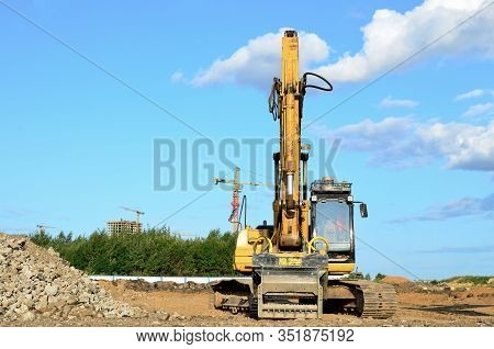 Excavator With Crusher Bucket For Crushing Concrete. Construction Waste Recycling For Construction M