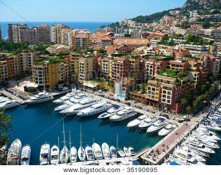 Visning af luksusyachter i havnen i Monaco