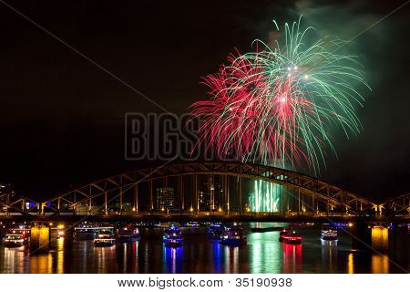 Fogo de artifício nas cores verdes e vermelhos