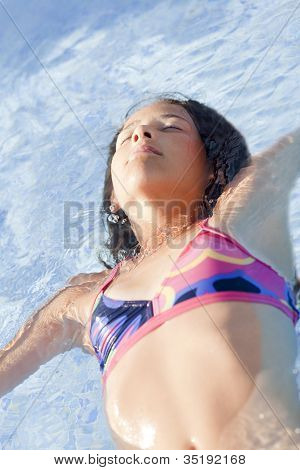 สาวในสระว่ายน้ำ