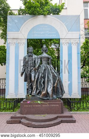 Moscow, Russia - May 2019: Aleksander Pushkin And Natalia Goncharova Monument On Old Arbat Street