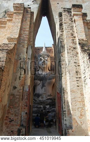 Ancient Architecture And Ruins Building Of Wat Si Chum Temple And Pra Ajana Buddha Statues For Thai
