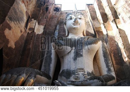 Ancient Architecture And Ruins Building Of Wat Si Chum Temple And Pra Ajana Buddha Statues For Thai