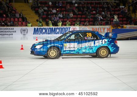 Moskau - APR 21: Uher und Afonin in Rennwagen auf Eis im Sport komplexe Krylatsky auf Rallye Masters 