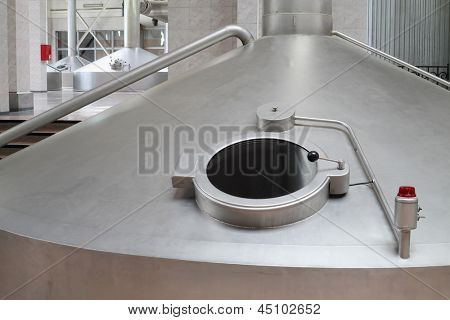 Mosca - 31 maggio: Grande cisterna con tratteggio per birra nella fabbrica di Ochakovo, il 31 maggio 2012 a Mosca, Rus