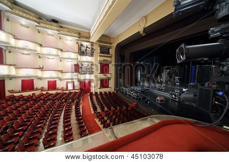 Moskva - 23 APRIL: Sidovy av auditorium och scenen i Vakhtangov Theatre den 23 April 2012 i Savoy