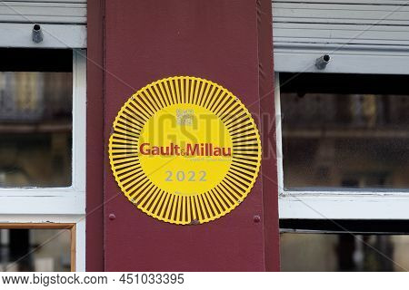 Bordeaux , Aquitaine  France - 03 12 2022 : Gault & Millau Panel Badge 2022 Logo Brand And Text Sign