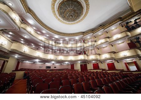 Moskva - 23 APRIL: Balkonger och lyster i auditorium i Vakhtangov Theatre den 23 April 2012 i Mos