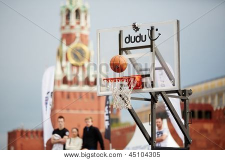 Moskva - 27. května: Míč přes košík ve hře během Dudu Streetbasket fest na Rudém náměstí, květen 27, 2012,
