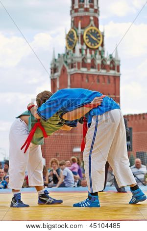 Moskva - 27. května: Bojovníci na plátně v prvním turnaji All-ruské na ruské tradiční boj 
