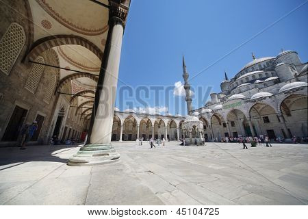 ISTANBUL - JUL 3: Lidé na místě v Sultanahmetu mešitě (Modrá mešita) před Hagia Sophia Museu