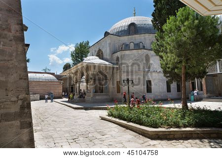 ISTANBUL - 3 luglio: Mausoleo esterno di Mehmed III vicino a Hagia Sophia a Istanbul il 3 luglio 2012