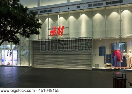 Closed Store H&m. Economic Sanctions During The War In Ukraine. Moscow, Russia, 03-16-2022.