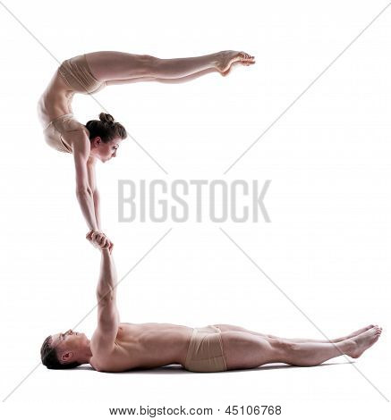 Beeld van twee jonge acrobaten balancing in studio