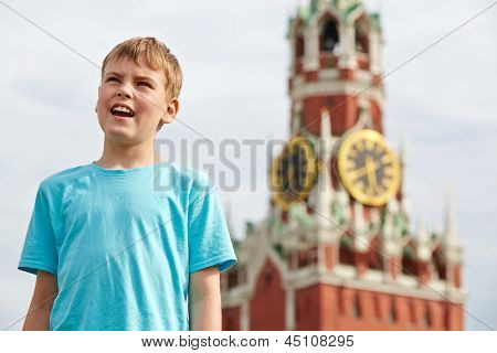 ภาพของเด็กผู้ชายในเสื้อยืดสีน้ำเงินเครมลิกับ Spassky ทาวเวอร์ของมอสโกน
