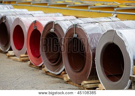Galvaniseret spoler og Prepainted galvaniseret spoler liggende på lager