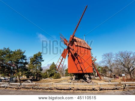 Traditionelle svenske vindmølle i Skansen National Park, Stockholm, Sverige