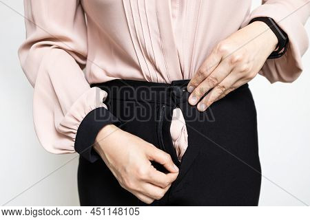 Hands Of Lady Girl Trying To Zipping Up Her Pants,try To Close Her Tight Pants With Difficult From F