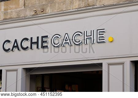 Bordeaux , Aquitaine  France - 03 12 2022 : Cache Cache Sign Text And Logo Yellow Of Shop Entrance F
