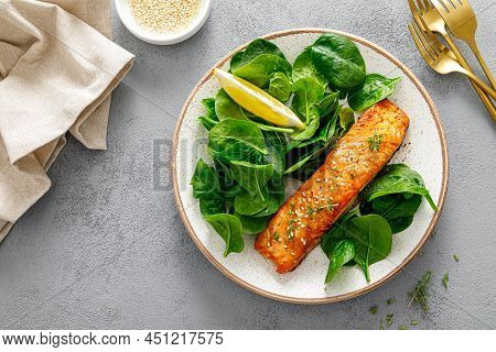 Grillet Salmon And Fresh Spinach Salad Dressed With Lemon