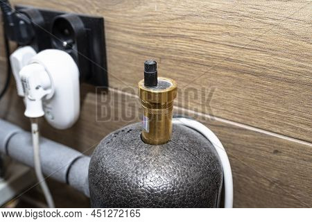 Automatic Air Vent In The Hydraulic Clutch To Protect Against High Pressure In A Modern Boiler Room.