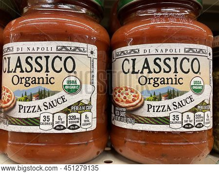 Augusta, Ga Usa - 03 10 22: Pizza Sauce Kits On A Retail Store Shelf Classico Organic