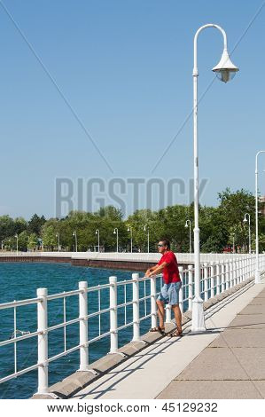 ทางเดินริมทะเลที่อ่าว Sarnia แนวตั้ง