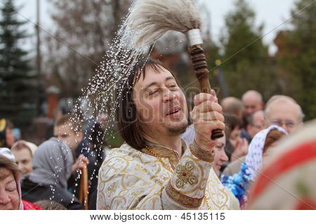 Darna, Istra, 러시아, 2013 년 수, 5: 정교회 신부 아버지 Constantin Volkov 그의 회 중