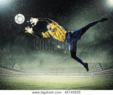 Torwart fängt den ball
