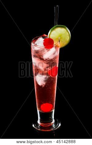 Parlak kırmızı kokteyl