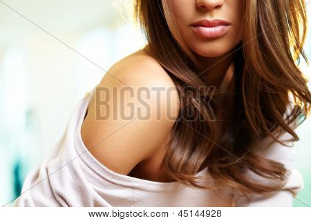 이미지의 여성 모델 어깨, 머리와 얼굴의 아래 부분