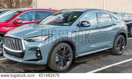 Monroeville, Pennsylvania, Usa March 20, 2022 A New Slate Gray Colored Infinity Qx55 Crossover Sedan