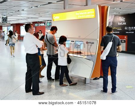 ฮ่องกงฮ่องกง - 9 ตุลาคม: บริการอินเตอร์เน็ตสถานี Tsim Sha Tsui 9 ตุลาคม 2012 ในฮ่องกง 