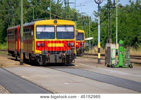 Ferrocarril varias unidades en una estación de tren
