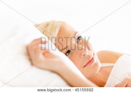Close up Schuss liegend im Bett Frau auf weißen Kissen