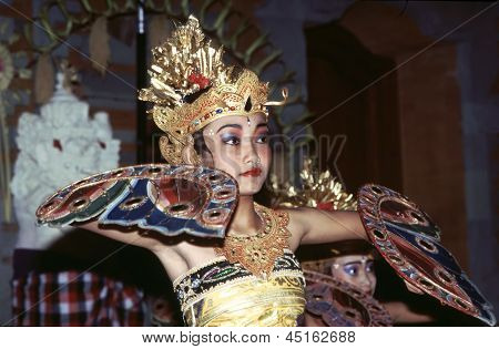 Kobieta tancerz wykonuje taniec indonezyjski