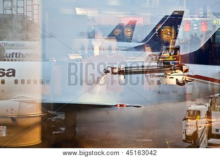 Arbeiter Deices den Flügel der Tiefebene In Frankfurt Flughafen