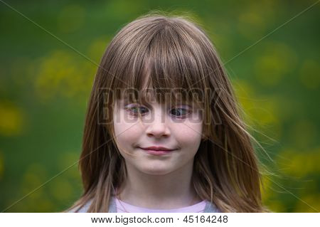 Traversa-eyed giovane ragazza