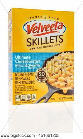 Winneconne, Wi -20 March 2021: A Package Of Velveeta Skillets On Pan Dinner Kit Ulimate Cheeseburger