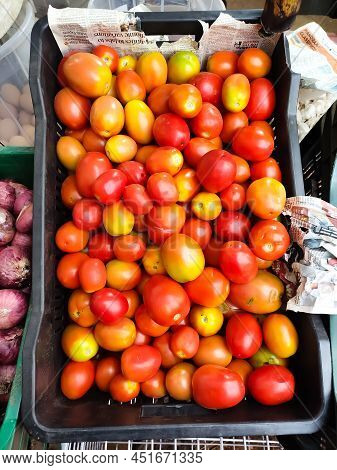 Adoor, Kerala- March-24-2022: Beautiful Red Tomatoes On A Basket For Selling.
