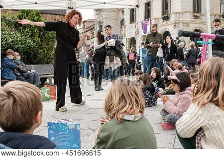 Sabadell - Catalonia, Spain - March 27th Of 2022: Storyteller Laberta Delpoblet Performing For Child