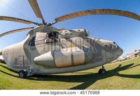 Togliatti รัสเซีย - 2 พ.ค.: ทหารเฮลิคอปเตอร์ Mi-26 ที่นิทรรศการในพิพิธภัณฑ์ทางเทคนิคบนถนน