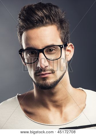 Retrato casual de um hansome jovem usando óculos, olhando para a câmera