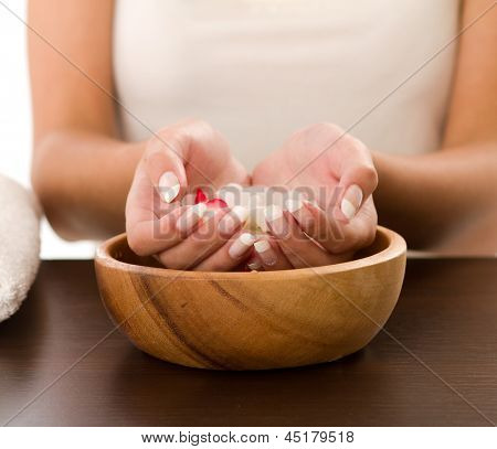 Ženské ruce v misce s vodou