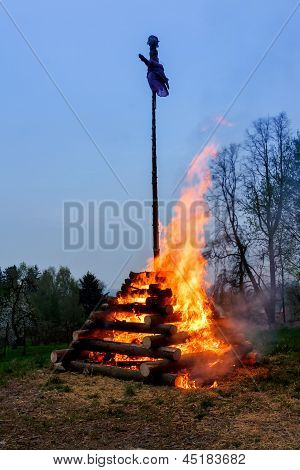 Große Walpurgisnacht Feuer mit Hexe auf Stapel