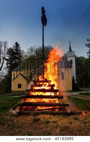 Große Walpurgisnacht Feuer mit Hexe auf Haufen hinter der Kirche