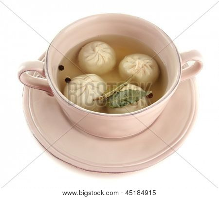 Chutné Chinkali v kastrolu, izolovaných na bílém
