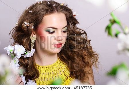 Jovem bonita com o cabelo loiro encaracolado