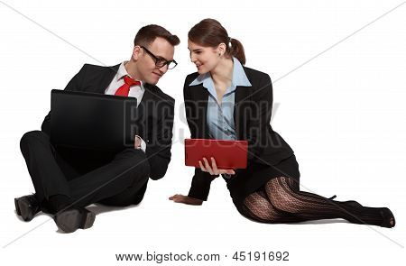 Casal em Laptops
