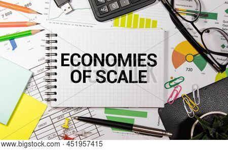 Business And Economy Concept. On A Red Background, Wooden Blocks With The Inscription - Status Repor